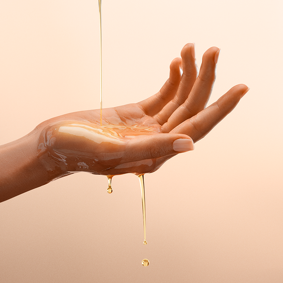 Aceite de elasticidad de Almendra aplicado sobre las manos