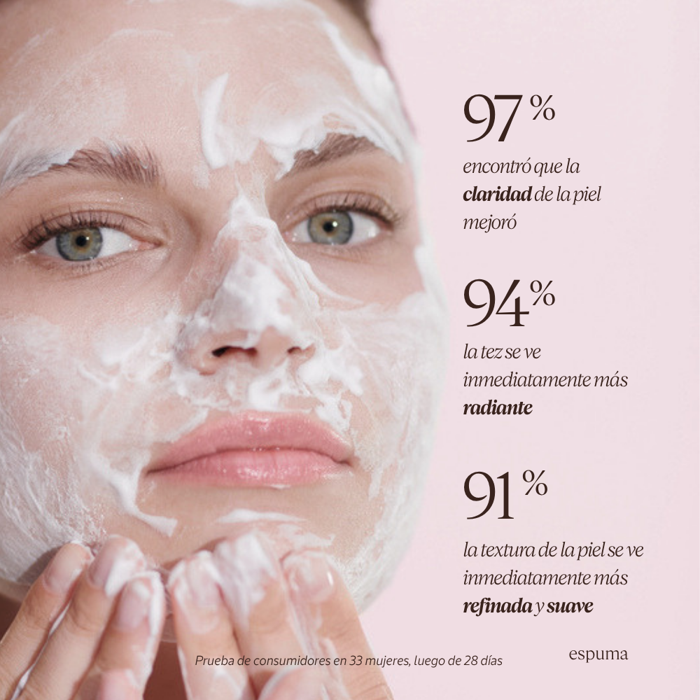 Rostro de mujer con espuma limpiadora facial y porcentajes con los beneficios del producto en la claridad, resplandor y suavidad de la piel