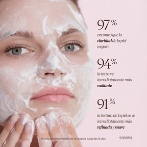 Rostro de mujer con espuma limpiadora facial y porcentajes con los beneficios del producto en la claridad, resplandor y suavidad de la piel