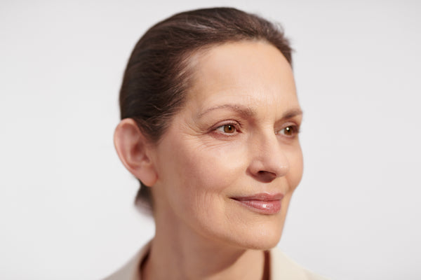 Retrato de mujer de piel madura mostrando firmeza y vitalidad en el rostro, cuidado facial antiedad L'Occitane
