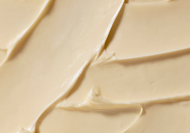 Textura cremosa y suave del Concentrado Reafirmante de Cuerpo Almendra L'Occitane.